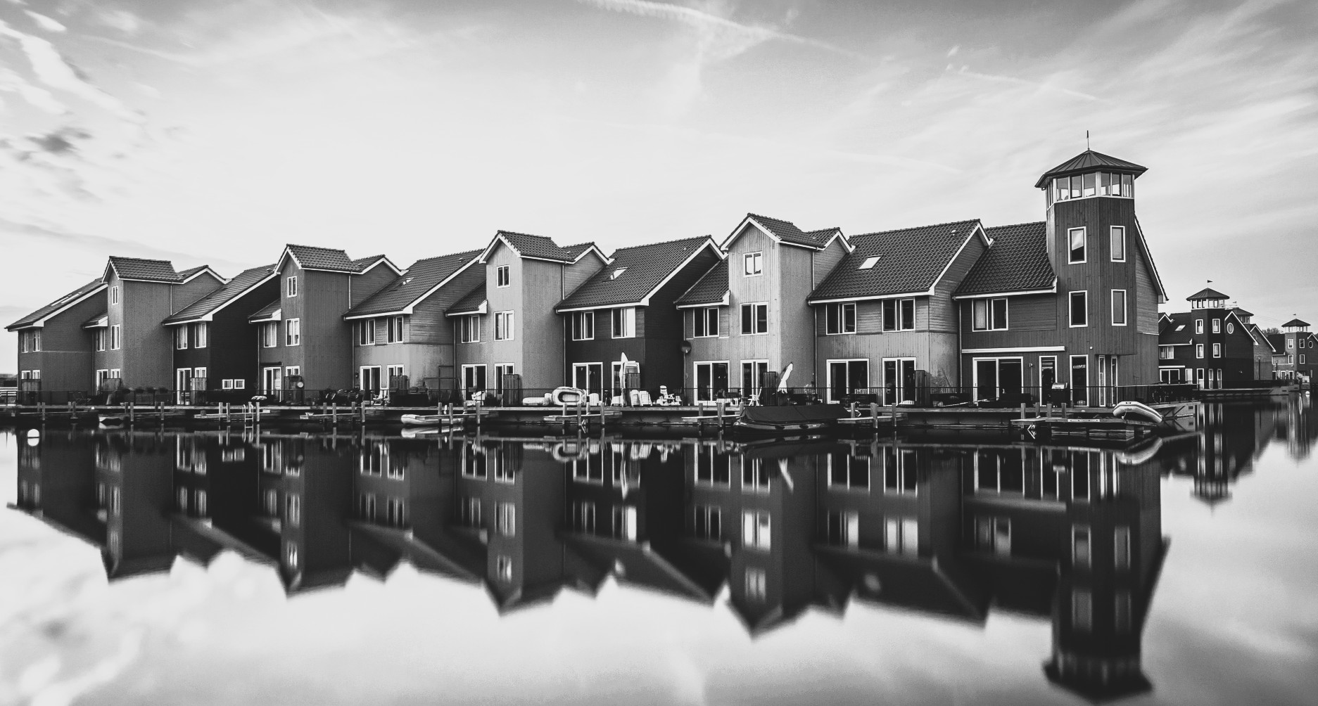 Voici une description SEO en français optimisée pour une image liée à l'immobilier, la finance, la monétisation et le prêt hypothécaire : --- **Titre SEO :** Investissement Immobilier et Financement Hypothécaire – Maisons Modernes au Bord de l’Eau **Description meta (150-160 caractères) :** Découvrez des maisons familiales modernes en bord de canal, symbole de stabilité financière, d’investissement locatif et de prêt hypothécaire avantageux. **Description SEO longue :** Cette image en noir et blanc représente un ensemble de maisons de style contemporain construites en bord de canal, avec une parfaite symétrie reflétée dans l’eau paisible. Ce type de biens immobiliers attire les investisseurs en quête de projets rentables par le biais de la location saisonnière ou à long terme. Dans un contexte économique où la diversification des revenus est clé, investir dans l’immobilier locatif constitue une méthode efficace de monétisation de patrimoine. Ces maisons évoquent la sécurité d’un financement par prêt hypothécaire, souvent utilisé pour acquérir ce type de propriété. Grâce à des taux d’intérêt compétitifs et aux nombreuses options de prêts immobiliers disponibles sur le marché, il est aujourd’hui plus accessible de financer un projet immobilier. Que vous soyez un particulier souhaitant acheter une résidence principale ou un investisseur cherchant à optimiser son rendement locatif, le recours à un crédit hypothécaire est une stratégie clé. Mots-clés SEO : immobilier, prêt hypothécaire, crédit immobilier, investissement locatif, maisons modernes, financement immobilier, revenu passif, achat immobilier, canal, propriétés de vacances. --- Souhaitez-vous que j'adapte ce contenu pour un blog ou une fiche produit immobilière ?