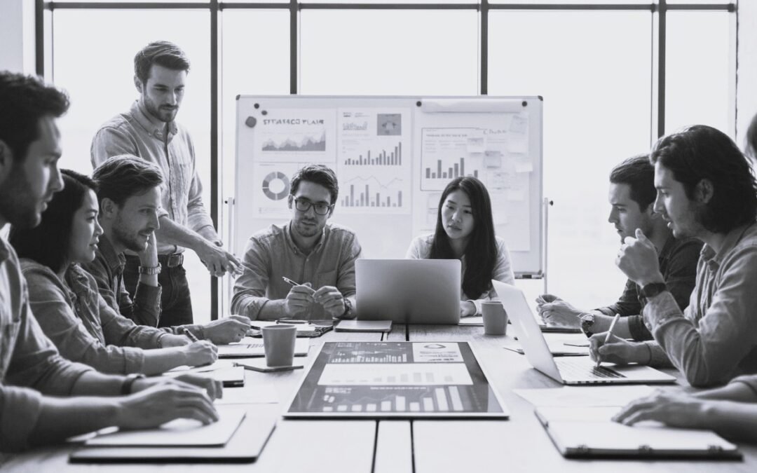 Équipe de professionnels en réunion autour d'un tableau blanc avec graphiques — DB France Invest, stratégie d'investissement