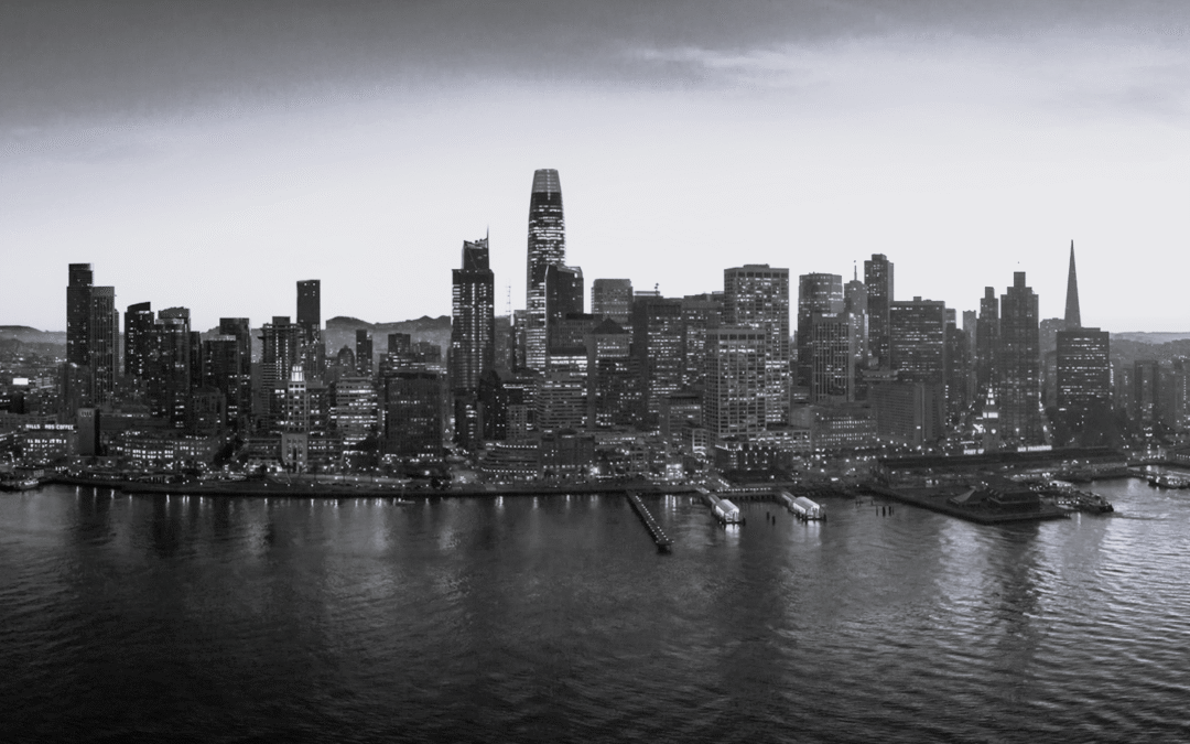 Une image de skyline urbaine en noir et blanc