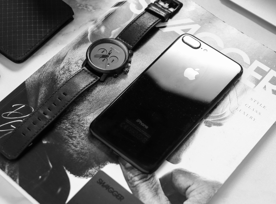 Montre de luxe noire, téléphone portable et carte bancaire sur papiers froissés — DB France Invest, financement et investissement