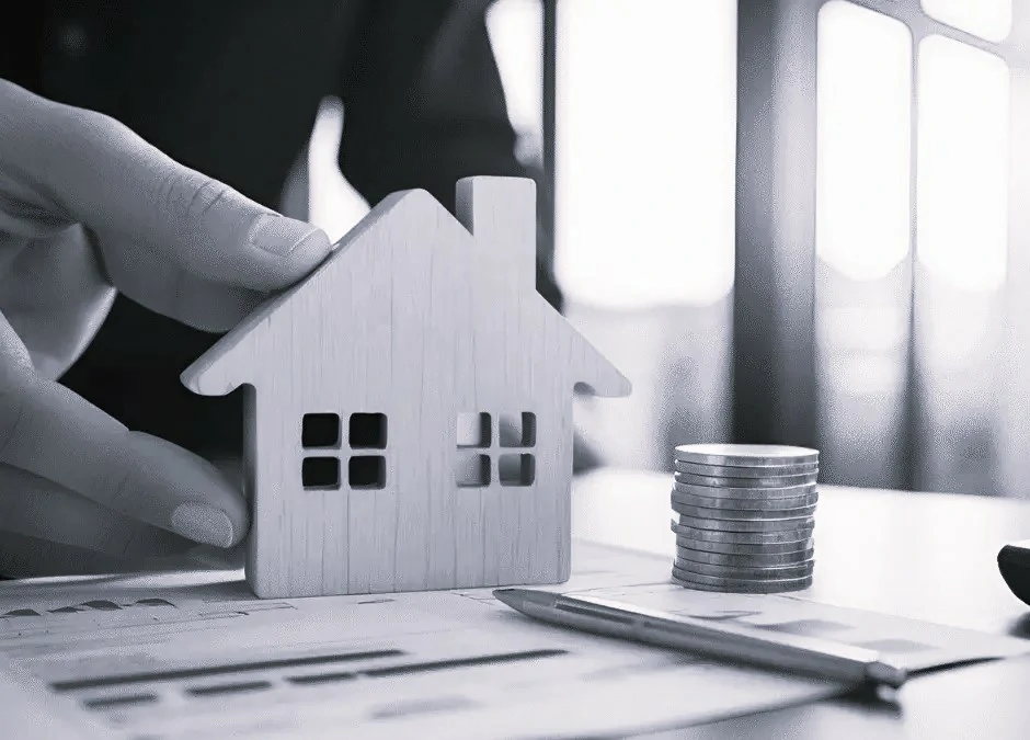 L’image illustre parfaitement l’univers de la finance immobilière et de la valorisation patrimoniale. On y voit une main tenant une maison miniature en bois, symbole fort de l’investissement immobilier, accompagnée d’une pile de pièces de monnaie et de documents financiers, ce qui évoque la rentabilité, le financement et la gestion stratégique des actifs. **Description SEO :** Optimisez vos actifs grâce à DB France Invest, expert en monétisation immobilière, financement d’entreprises et valorisation de patrimoine. Sur dbfranceinvest.com, découvrez une gamme complète de services : obtention de financement pour projets immobiliers, levée de fonds pour start-ups et entreprises en croissance, transformation d'actifs comme la crypto-monnaie ou les métaux précieux en liquidités. Bénéficiez également d’un accompagnement personnalisé pour vos investissements, la sélection de biens et la structuration de dossiers de financement. Que vous soyez investisseur, entrepreneur ou propriétaire d’actifs, DB France Invest vous aide à développer votre capital et sécuriser votre avenir financier.