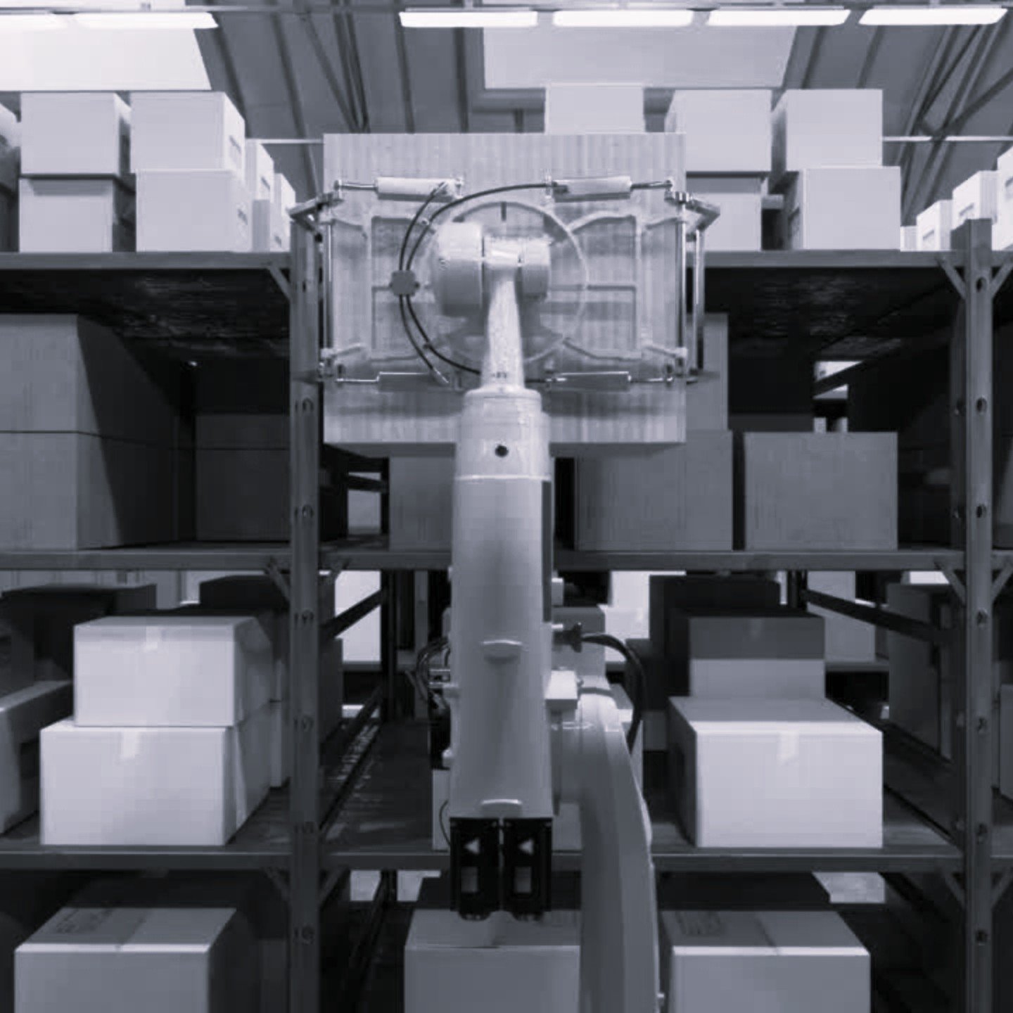 Bras robotique blanc dans entrepôt automatisé avec boîtes de stockage — DB France Invest, automatisation logistique