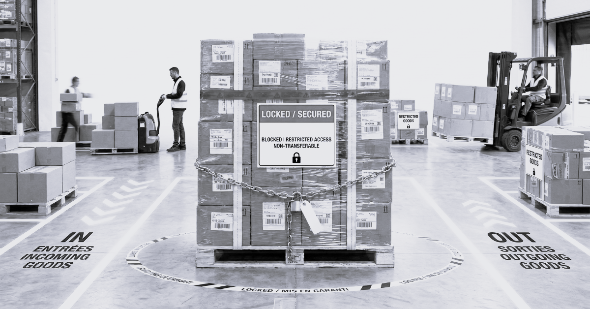 L’image illustre un environnement logistique hautement sécurisé : une palette de marchandises sous film plastique, verrouillée par une chaîne et un cadenas, avec une signalétique « Locked / Secured » et « Restricted goods ».