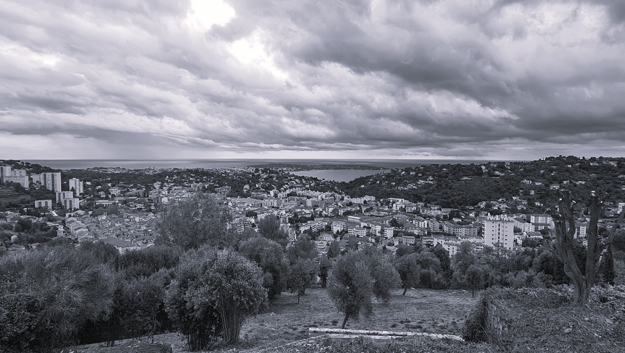 la vue mer du terrain de Vallauris sur la côte d'azur