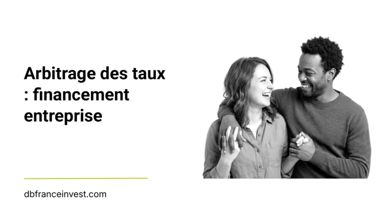 Couple riant ensemble en noir et blanc, illustrant arbitrage des taux : financement entreprise