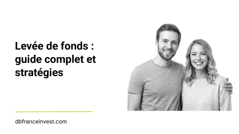 Couple souriant enlacé en noir et blanc, illustrant levée de fonds : guide complet et stratégies