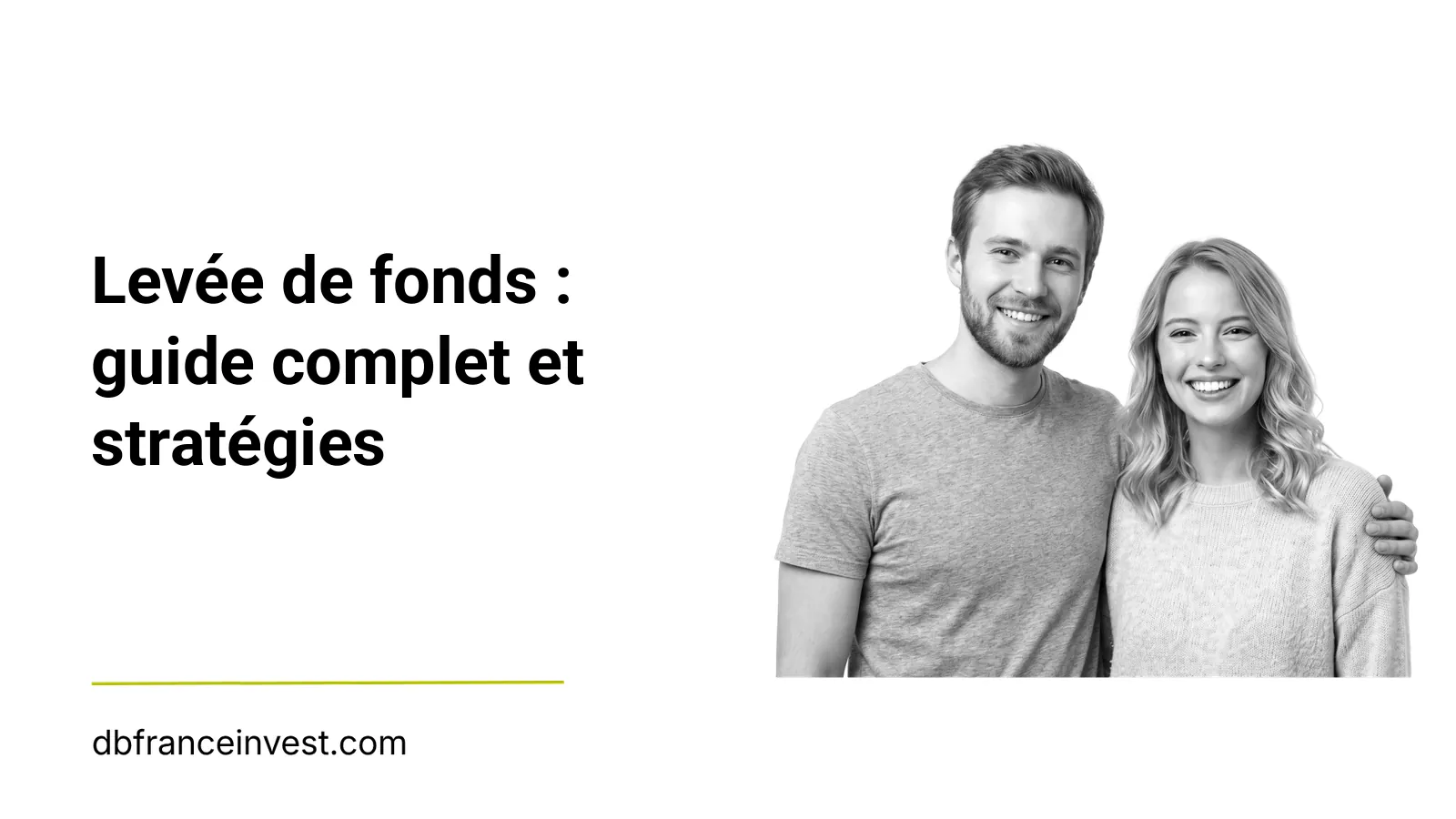 Couple souriant enlacé en noir et blanc, illustrant levée de fonds : guide complet et stratégies