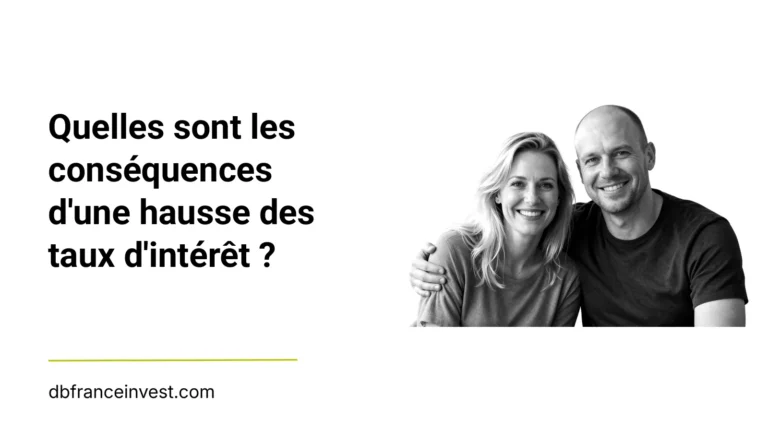 Couple d'âge mûr souriant en noir et blanc, illustrant quelles sont les conséquences d'une hausse des taux d'intérêt ?