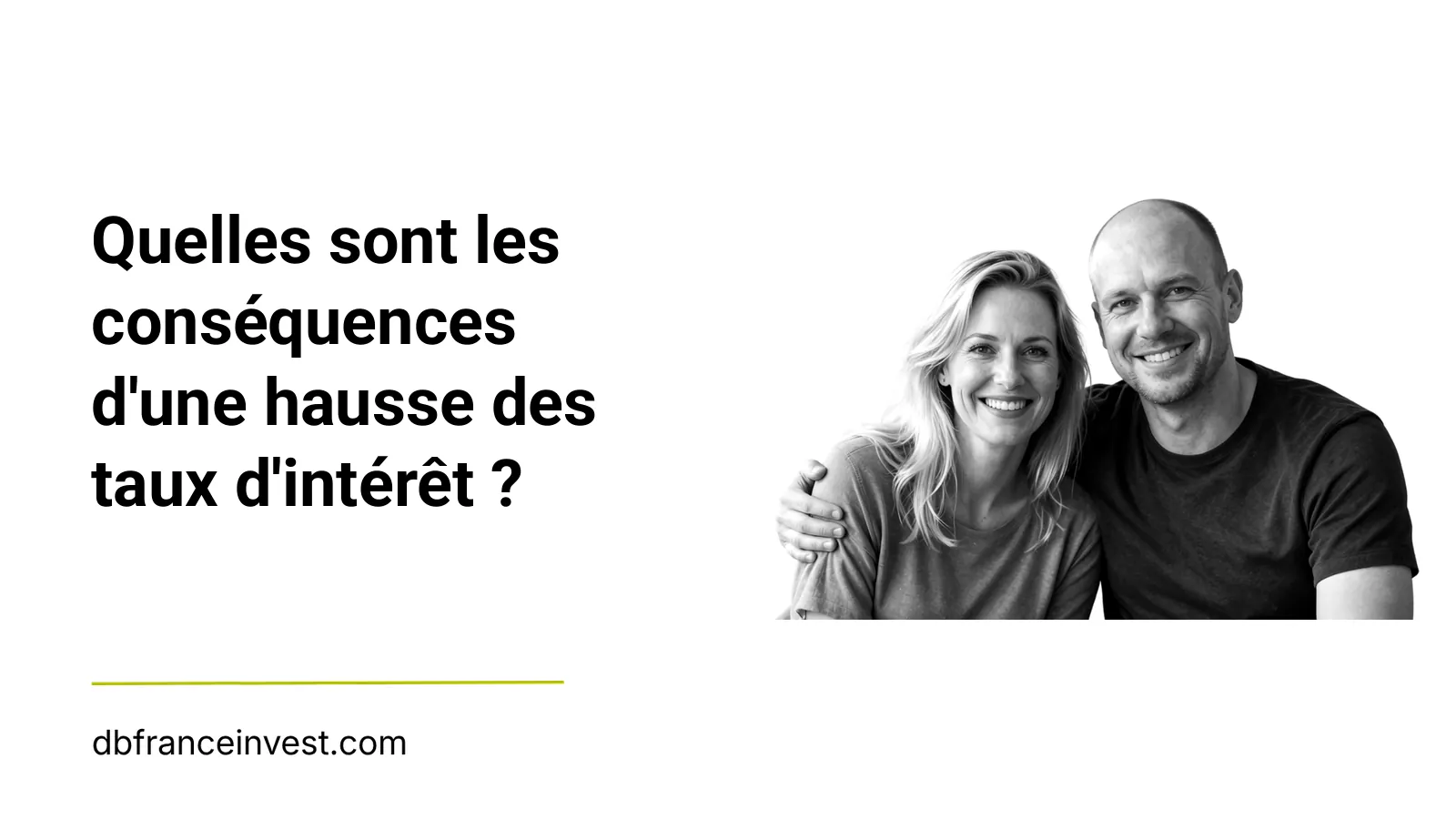 Couple d'âge mûr souriant en noir et blanc, illustrant quelles sont les conséquences d'une hausse des taux d'intérêt ?