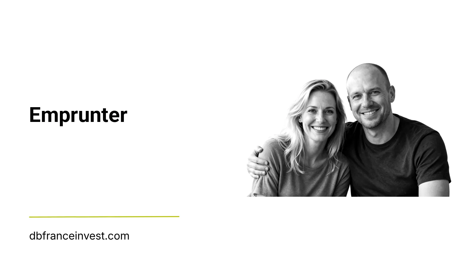 Couple d'âge mûr souriant en noir et blanc, illustrant emprunter