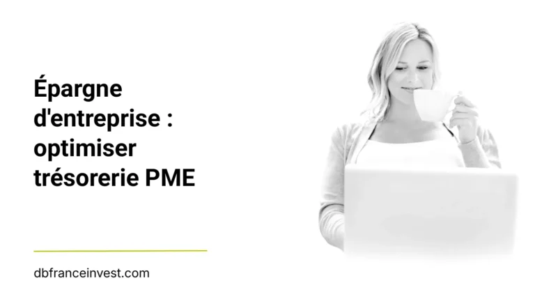 Femme travaillant sur son ordinateur, une tasse à la main en noir et blanc, illustrant épargne d'entreprise : optimiser trésorerie PME