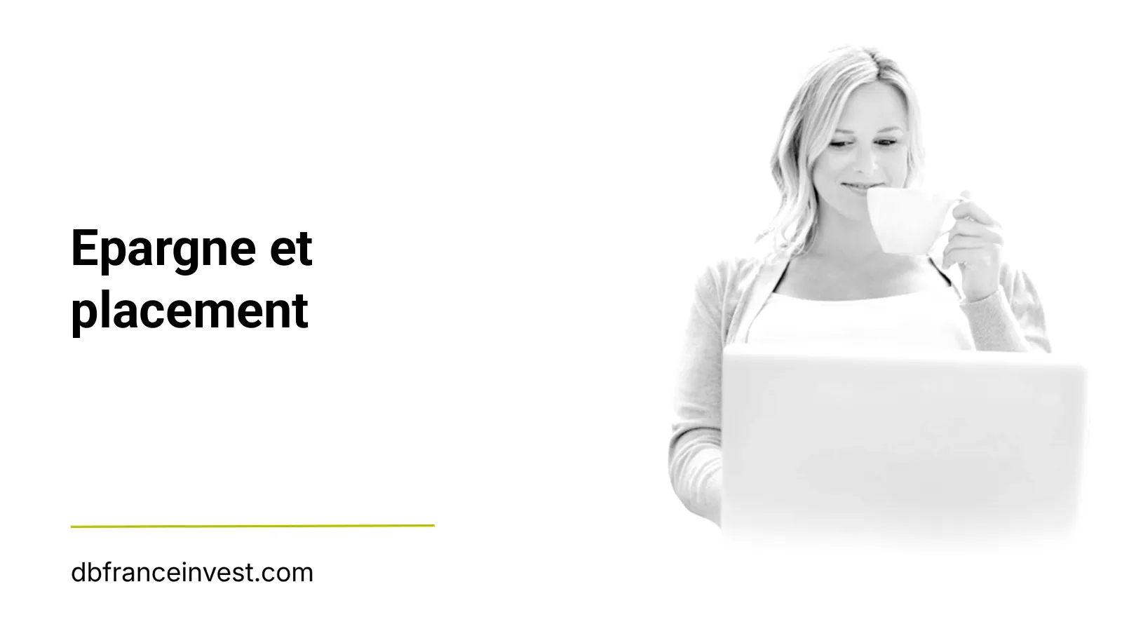 Femme travaillant sur son ordinateur, une tasse à la main en noir et blanc, illustrant epargne et placement