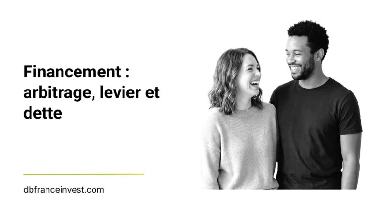 Couple souriant en noir et blanc, illustrant financement : arbitrage, levier et dette