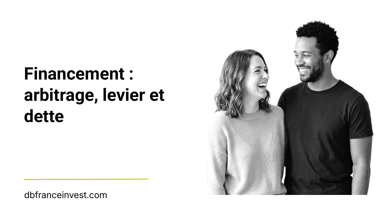 Couple souriant en noir et blanc, illustrant financement : arbitrage, levier et dette