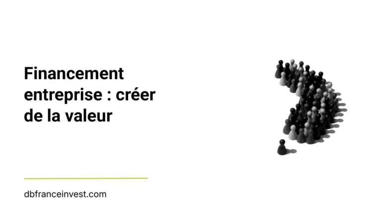 Foule de pions disposée en flèche en noir et blanc, illustrant la création de valeur en entreprise