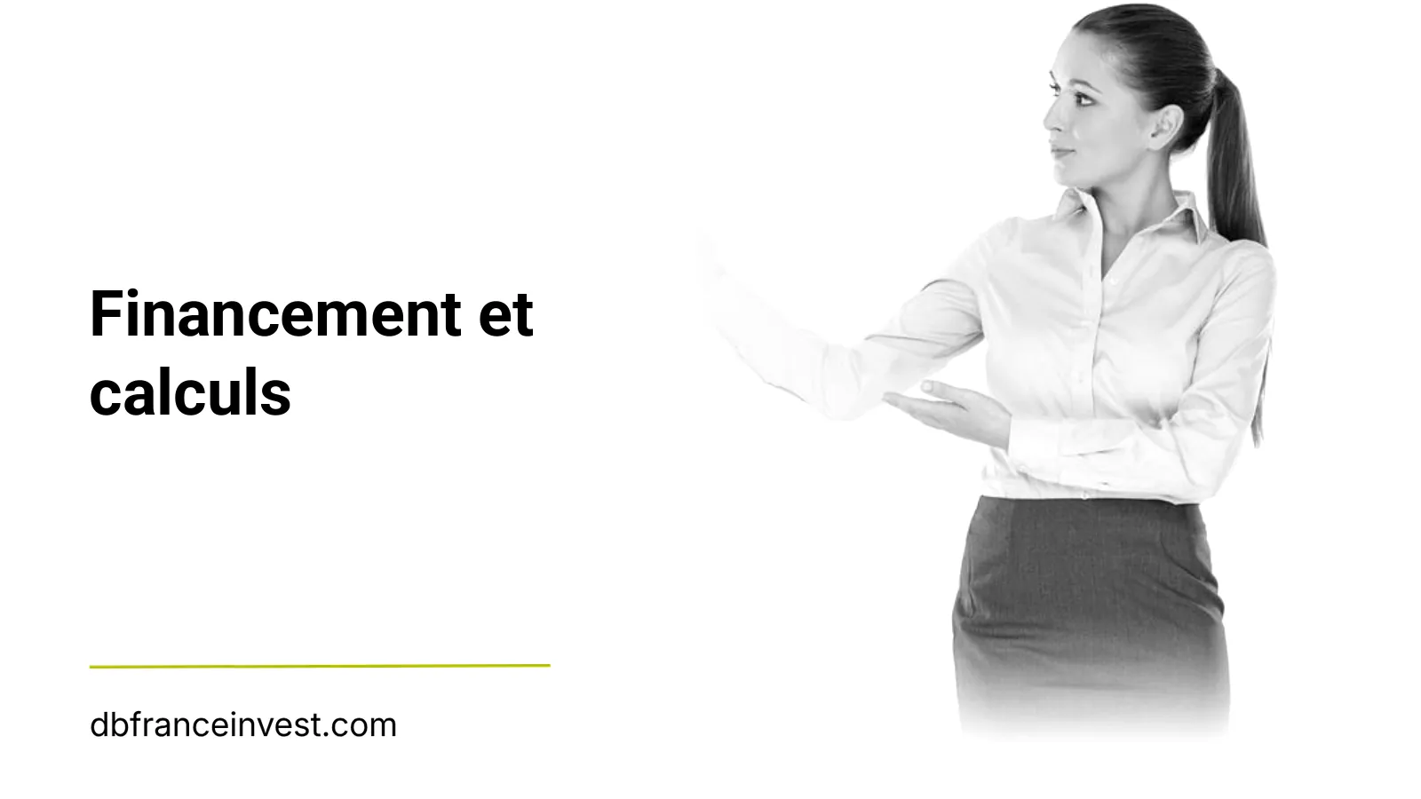 Conseillère financière en noir et blanc présentant les solutions de financement d'un projet