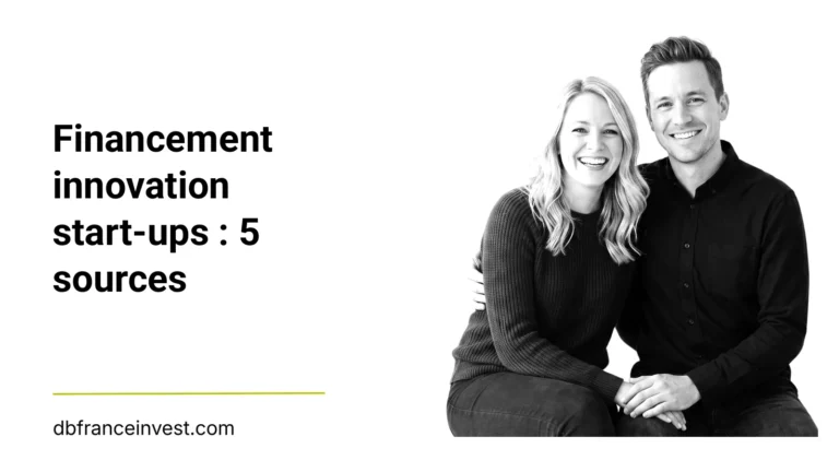 Jeune couple assis en noir et blanc, illustrant financement innovation start-ups : 5 sources