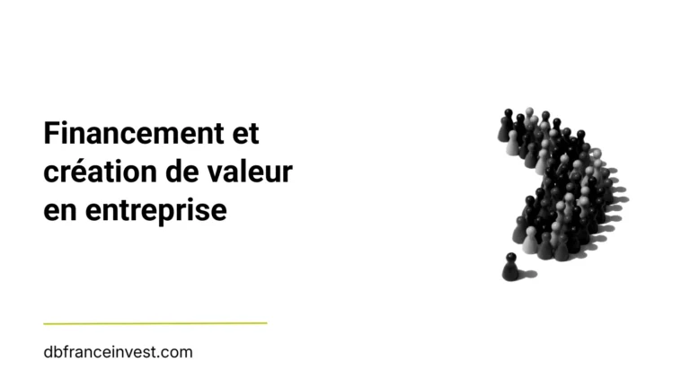 Foule de pions disposée en flèche en noir et blanc, illustrant financement et création de valeur en entreprise