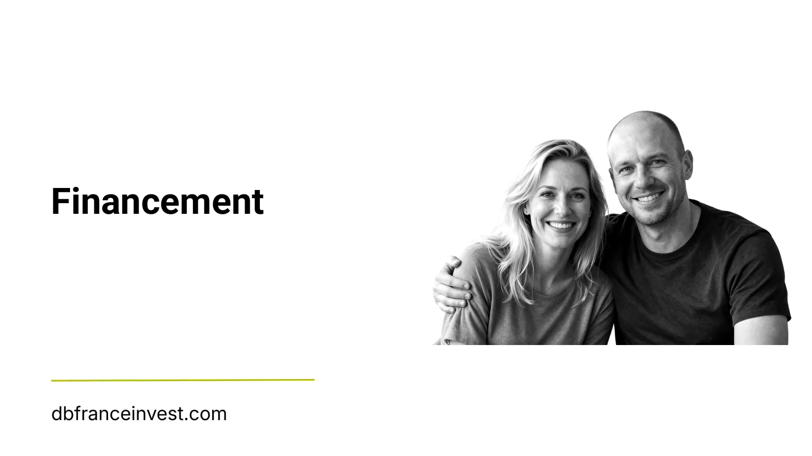 Couple d'âge mûr souriant en noir et blanc, illustrant financement