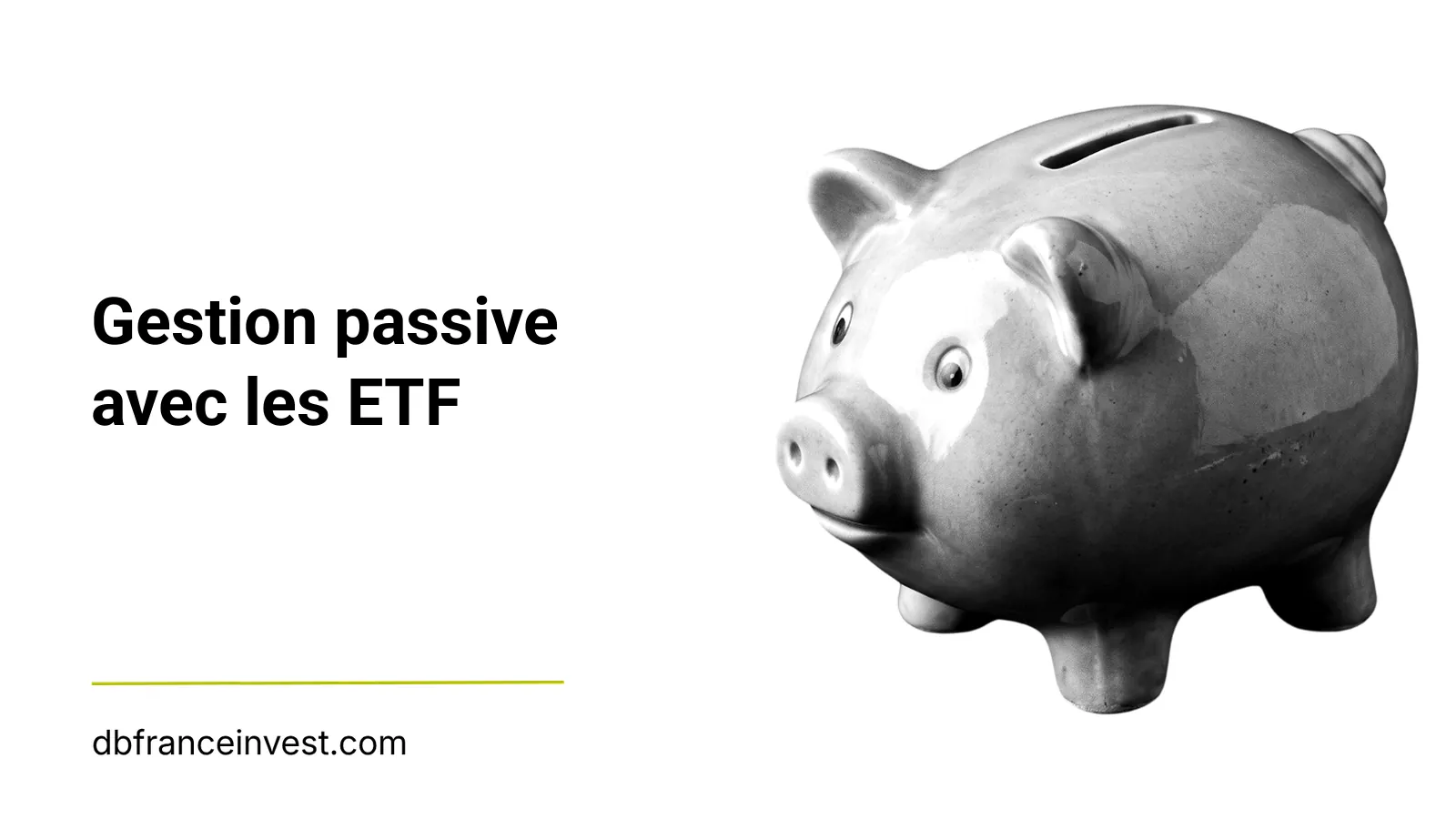 Tirelire en céramique grise photographiée sur fond blanc, symbolisant l'épargne et le placement en gestion passive avec des ETF