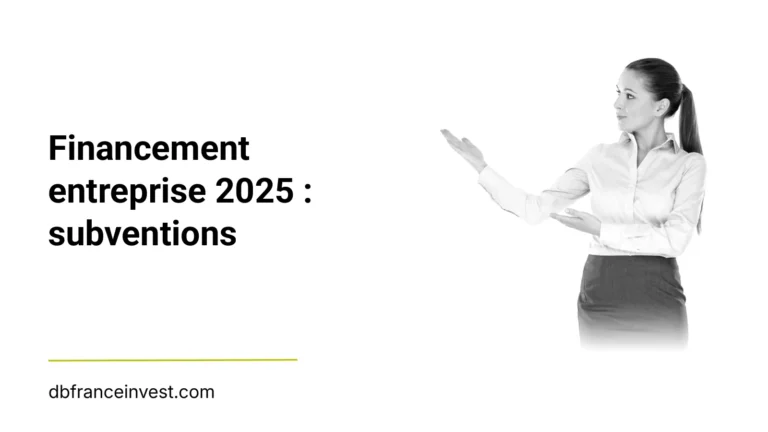 Conseillère financière présentant une solution en noir et blanc, illustrant financement entreprise 2025 : subventions
