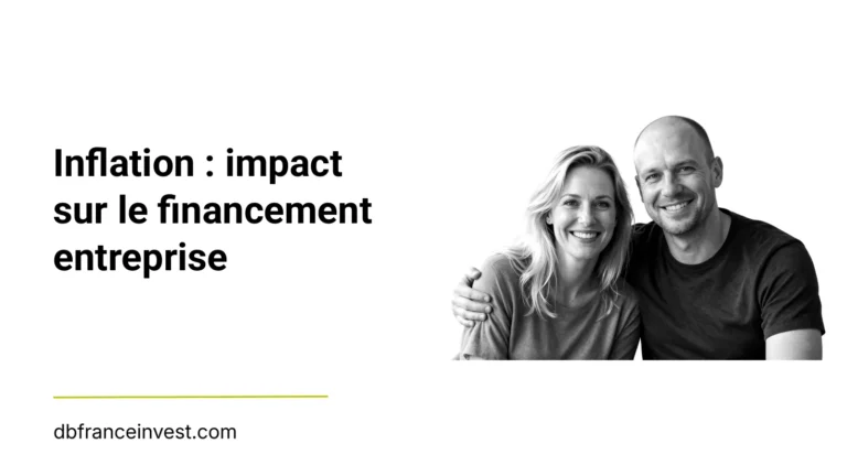 Couple d'âge mûr souriant en noir et blanc, illustrant inflation : impact sur le financement entreprise
