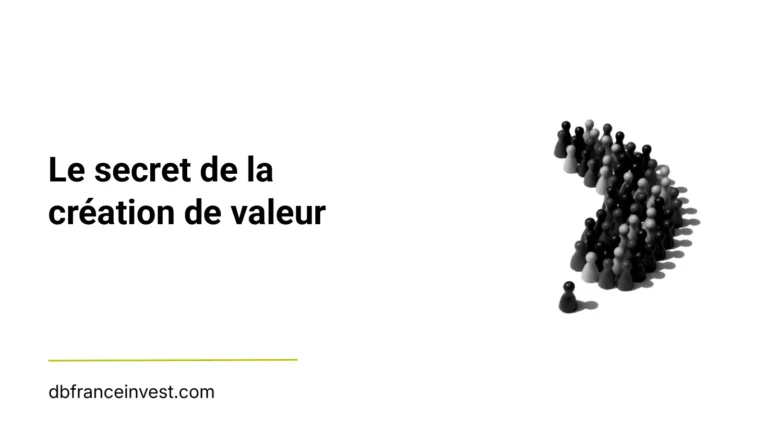 Foule de pions disposée en flèche en noir et blanc, illustrant le secret de la création de valeur