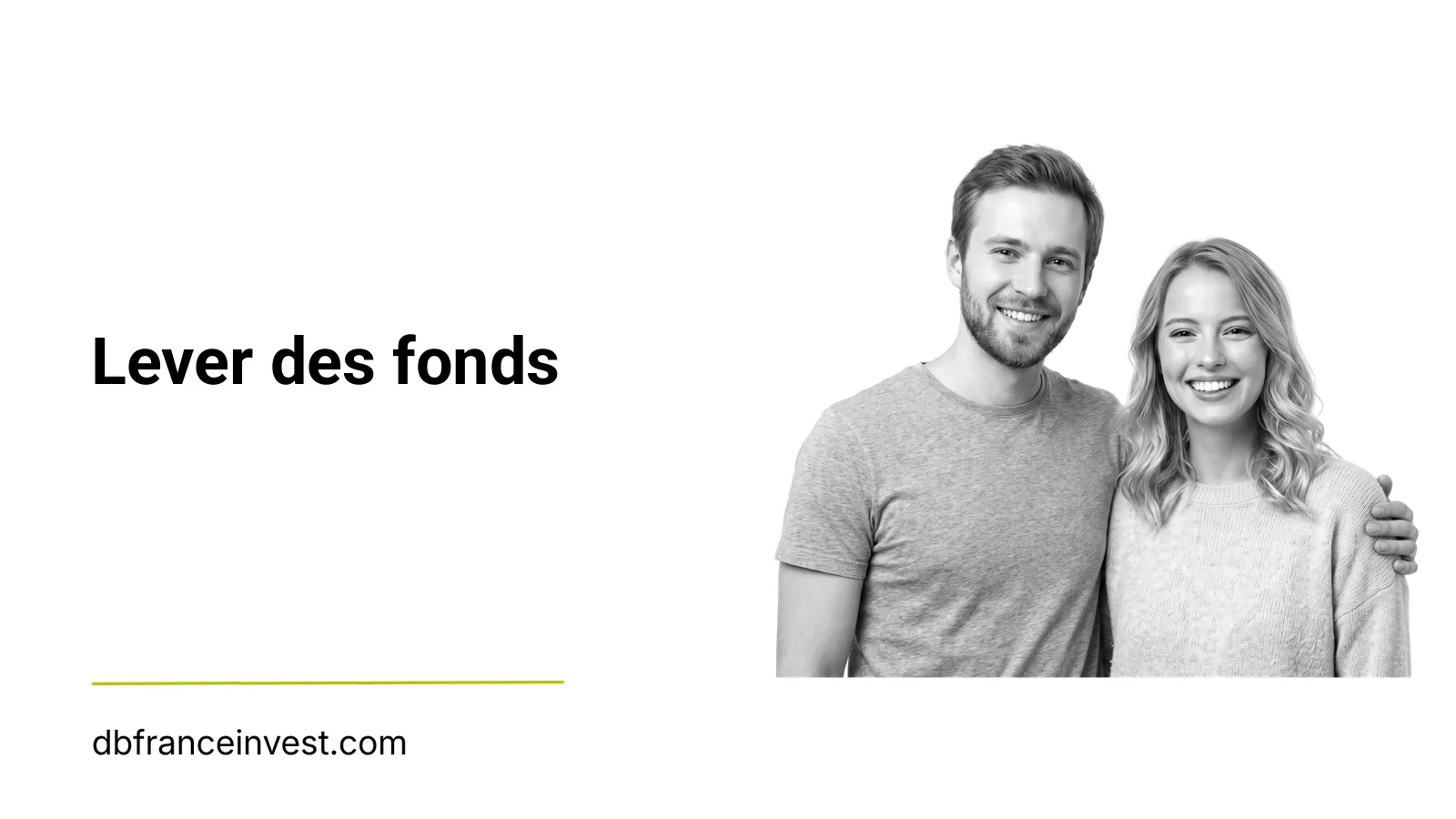 Couple souriant enlacé en noir et blanc, illustrant lever des fonds
