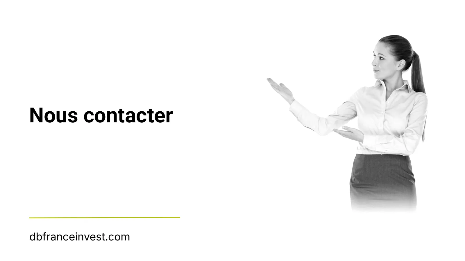 Conseillère financière présentant une solution en noir et blanc, illustrant la prise de contact