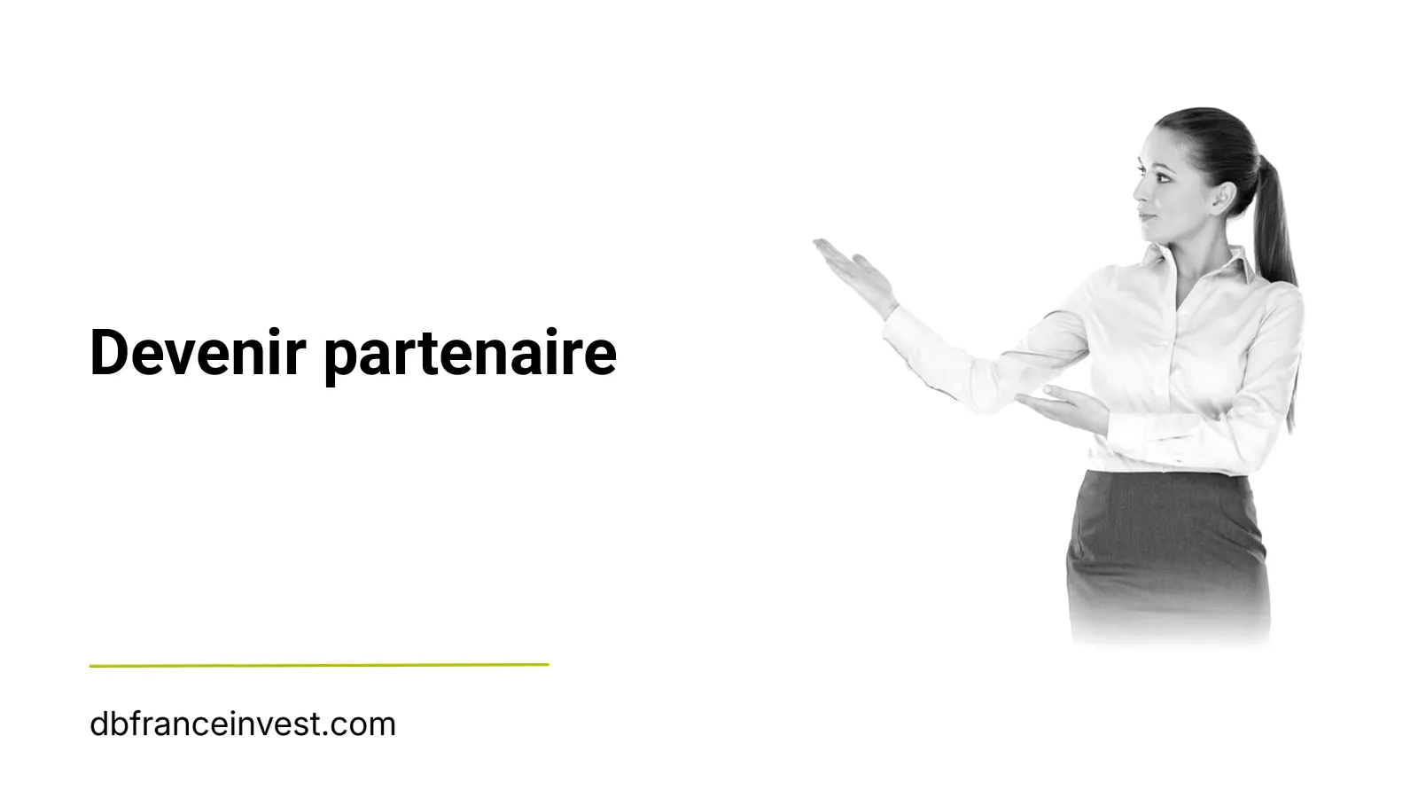 Conseillère financière présentant une solution en noir et blanc, illustrant le partenariat d'apport d'affaires