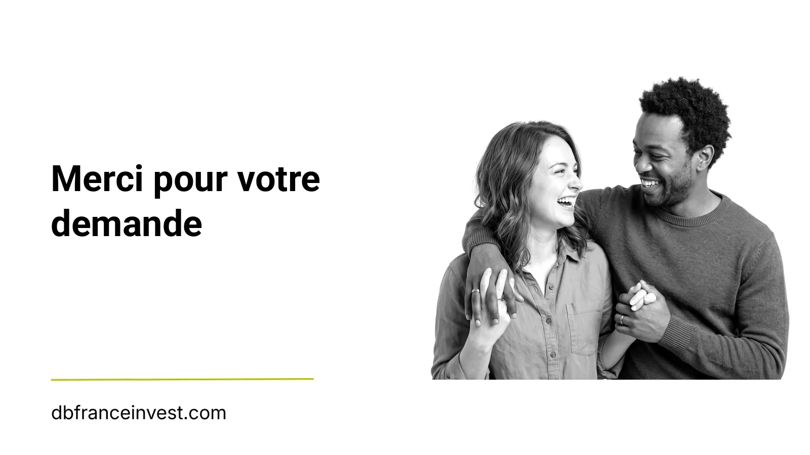 Couple riant ensemble en noir et blanc, illustrant la confirmation d'une demande