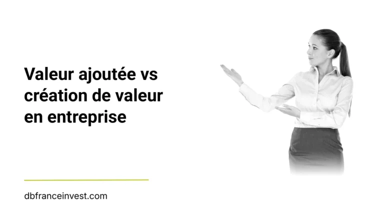 Conseillère financière présentant une solution en noir et blanc, illustrant valeur ajoutée vs création de valeur en entreprise