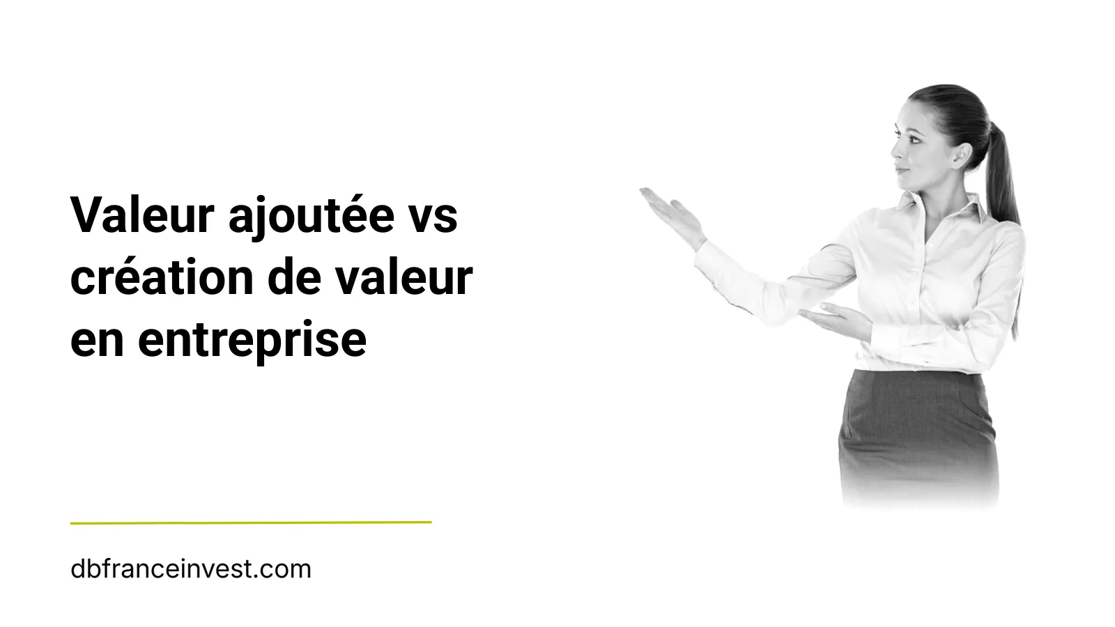 Conseillère financière présentant une solution en noir et blanc, illustrant valeur ajoutée vs création de valeur en entreprise