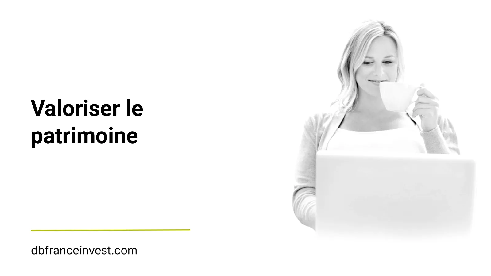 Femme travaillant sur son ordinateur, une tasse à la main en noir et blanc, illustrant valoriser le patrimoine