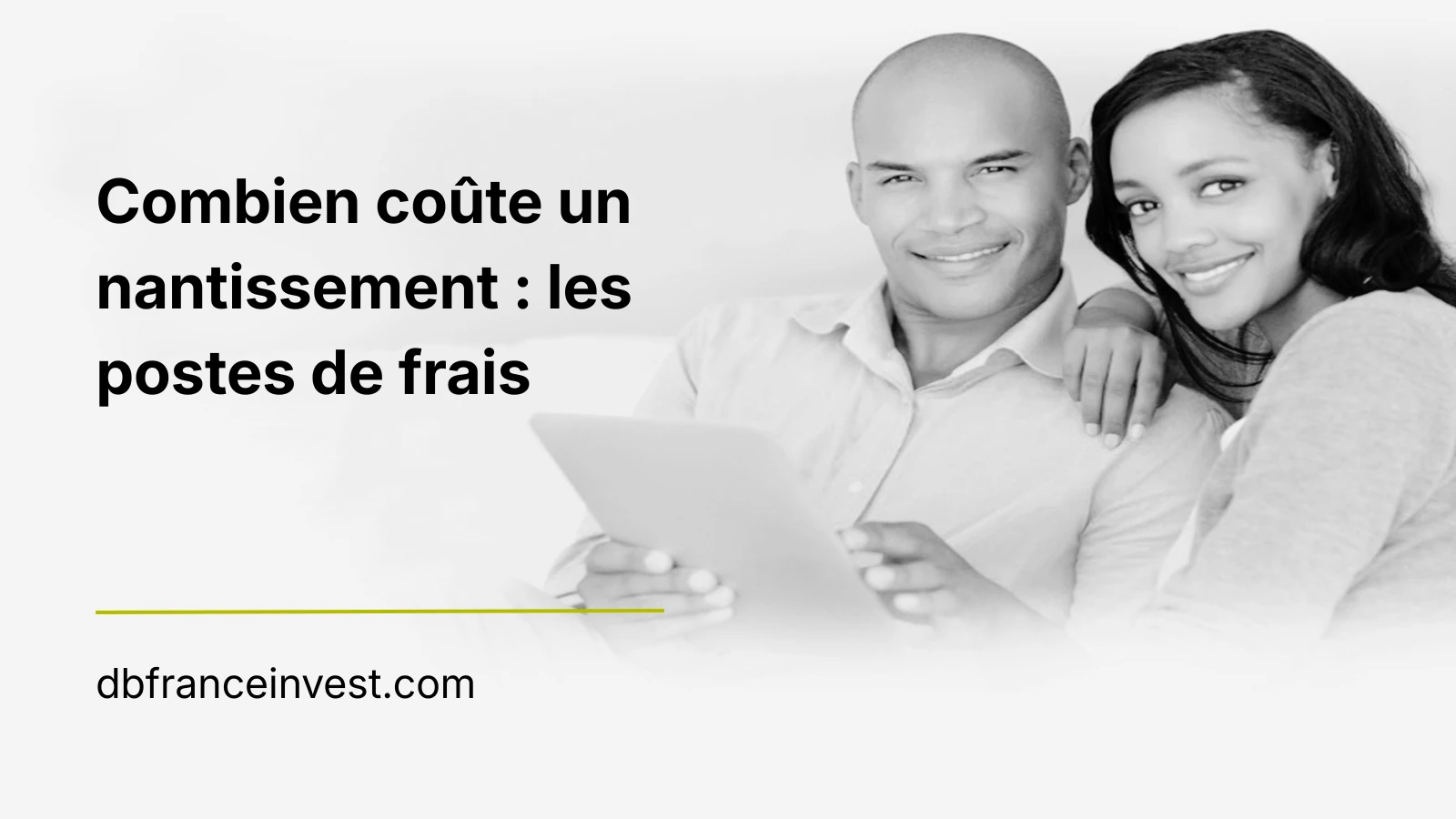 Couple souriant tenant une tablette, en noir et blanc, au moment d’examiner les frais d’un dossier