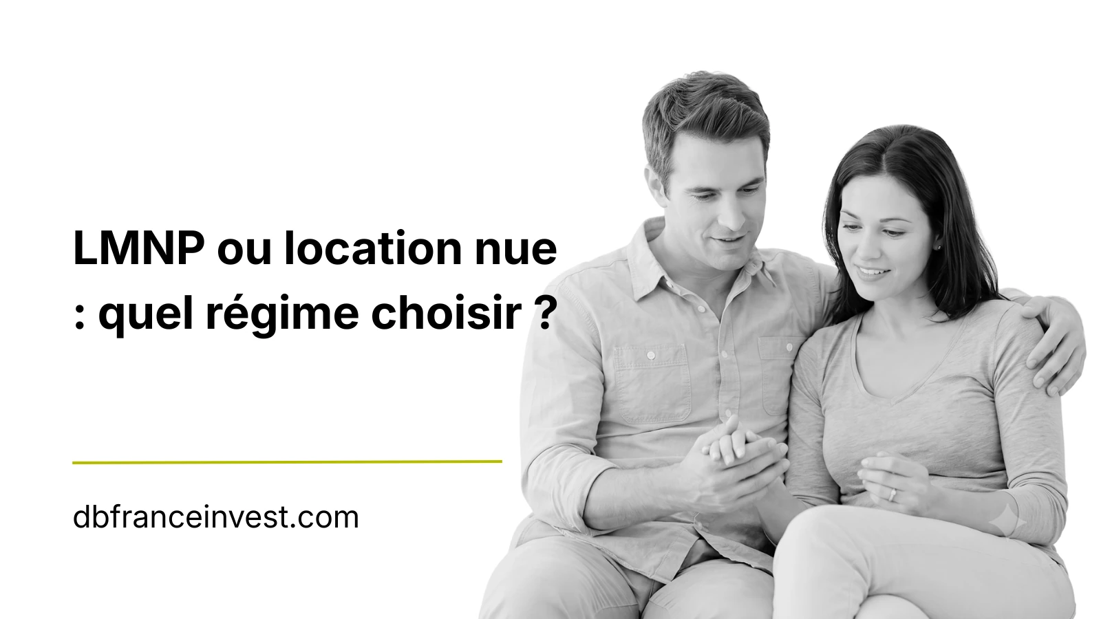 Couple assis consultant un téléphone en noir et blanc, au moment de comparer deux régimes de location