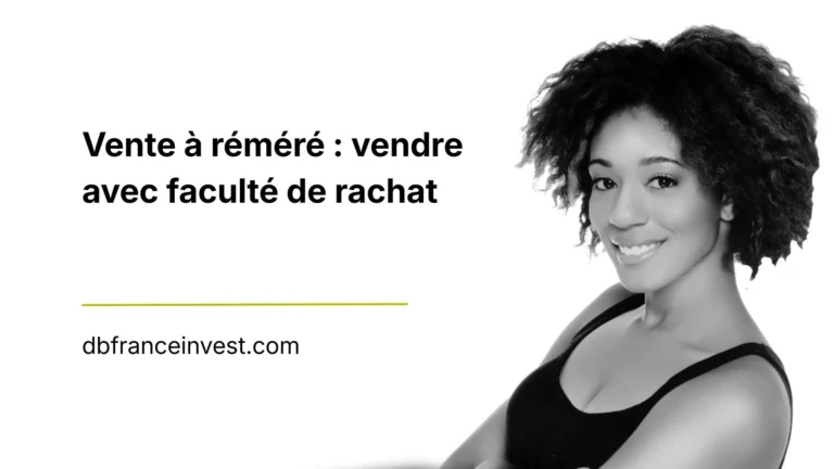 Portrait en noir et blanc d’une jeune femme souriante aux cheveux bouclés, bras détendus, sur fond clair
