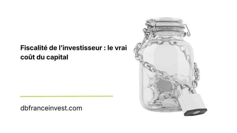 Bocal en verre rempli de pièces de monnaie, ceinturé d’une chaîne fermée par un cadenas, symbolisant le capital immobilisé par l’impôt